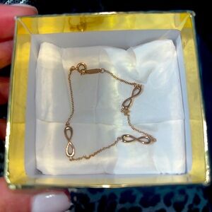 Tiffany & Co. 18K rose gold infinity bracelet size medium. Measures 7.25”